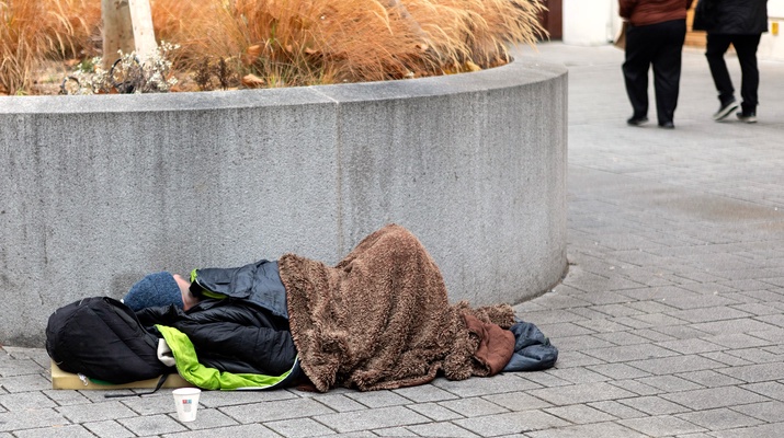 Obdachloser auf dem Boden schlafend in Wien