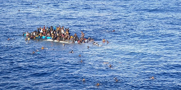 Flüchtlinge auf einem Boot im Mittelmeer