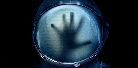 SONY PICTURES VERLEIH Eine Hand im Helm eines Raumanzuges