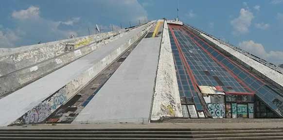 Ruine des Enver Hoxha Mausoleums