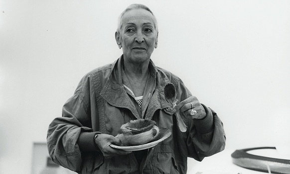 Meret Oppenheim mit »Frühstück im Pelz«, 1971