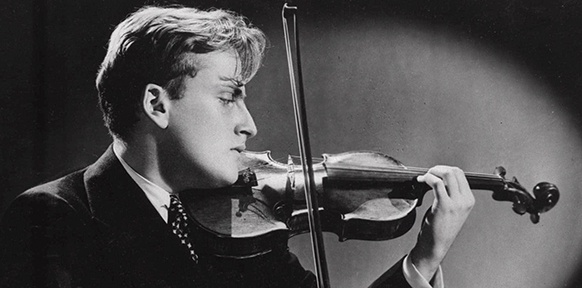 Junger Mann spielt Geige