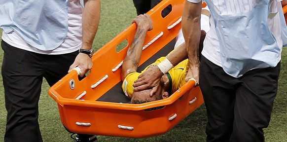 Neymar wird vom Feld getragen