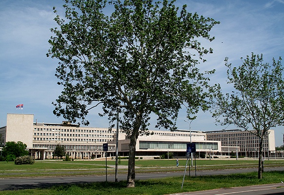 ehemaliger Regierungspalast Jugoslawiens. Heute: Teilbelegt durch Polizei.