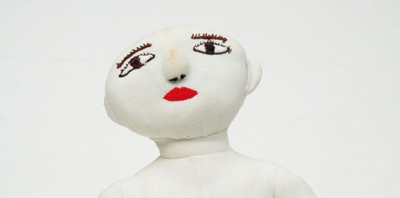 SAKIKO KONO Weiße Puppe