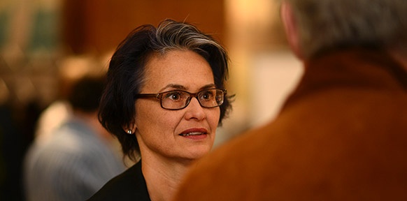 Menschen in Diskussionsrunden