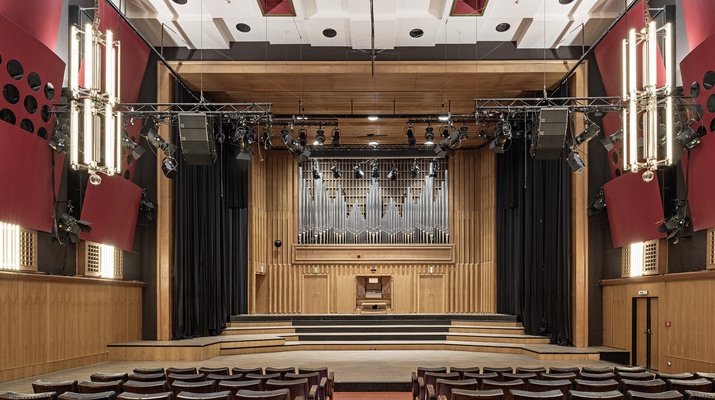 Sendesaal Bühne mit Orgel