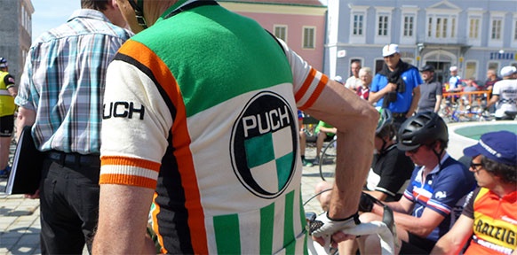 Radfahrer trägt T-Shirt mit Puch-Logo
