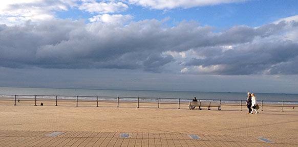 Menschen am Strand von Ostende