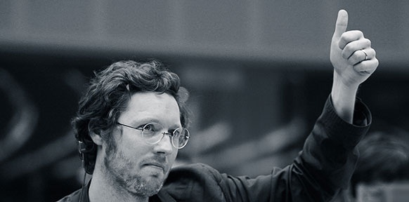 JAN PHILIPP-ALBRECHT, FARBFILM VERLEIH Mann mit erhobenem Daumen