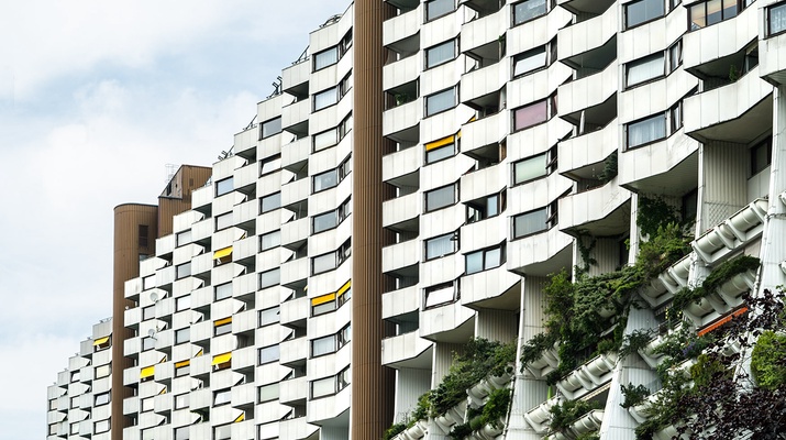 Schrägansicht der Häuserfassade mit Balkonen