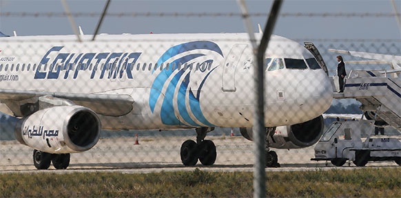 AP/PETROS KARADJIAS Flugzeugbegleiterin neben Flugzeugkopf in Larnaka