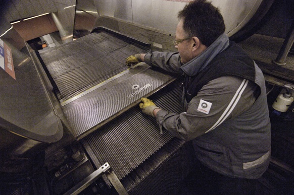 Mann beim Rolltreppenservice