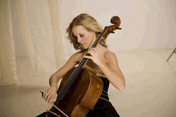 (C) UWE ARENS Sol Gabetta