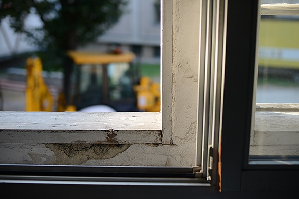Bagger vor einem Fenster