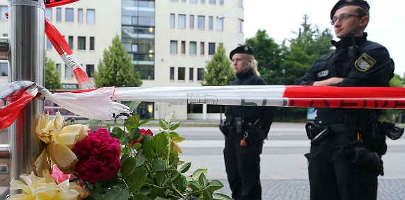 Blumen zum Gedenken an die Opfer