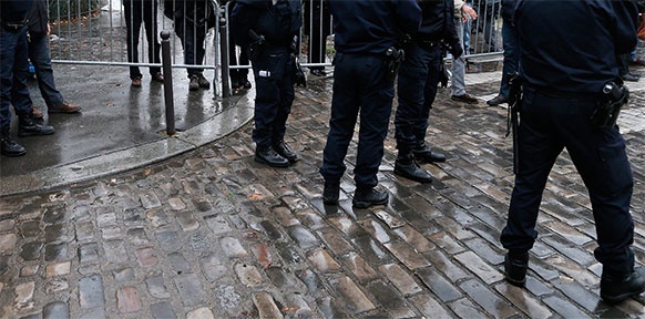 EPA/IAN LANGSDON Beine von französischen Polizisten