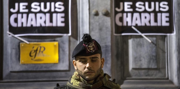 Soldat vor "Je suis Charlie"-Aufkleber