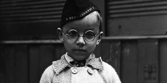 Junge mit runden Brillen
