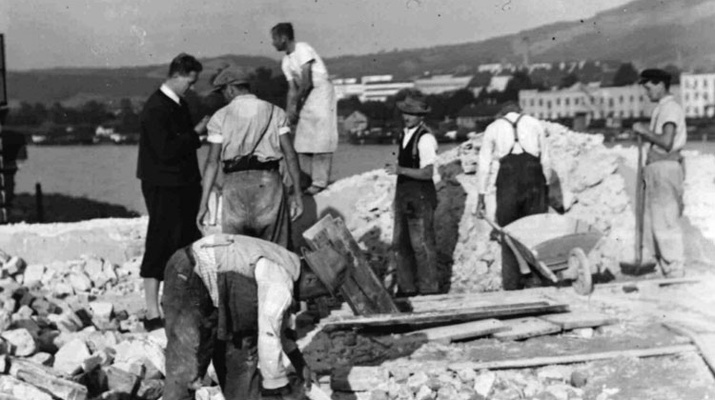 Vorbereitungen zum Bau der Nibelungenbrücke: Abrißhaus beim Brückenkopf Urfahr, um 1938