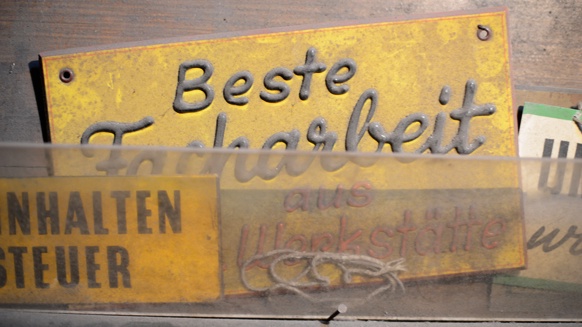 Altes Firmenschild "Beste Facharbeit"