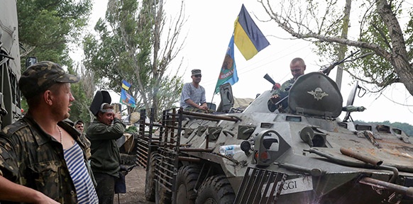 Ukrainische Soldaten und Panzer