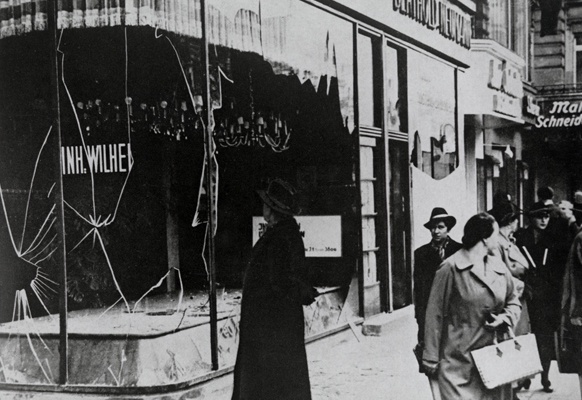 Das in der Pogromnacht zerstörte jüdische Geschäft "Beleuchtungshaus des Westens, Wilhelm Philippi" am Kurfürstendamm 203 in Berlin, 10. November 1938