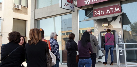 Mensche stehen vor einem Bankomaten in Nikosia Schlange