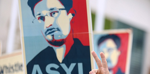 Edward Snowden auf Plakat