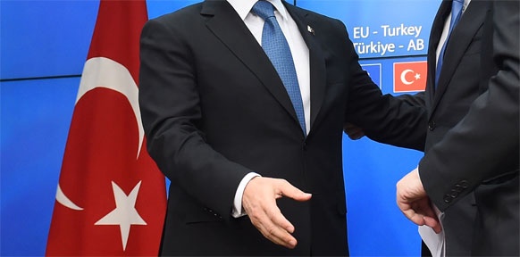 Ausgestreckte Hand vor türkischer Flagge