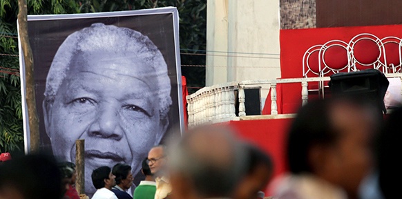 (C) EPA/PIYAL ADHIKARY Plakat von Nelson Mandela
