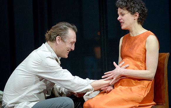 Dorothee Hartinger in der Rolle der Frau von O. und Oliver Masucci als Hauptmann