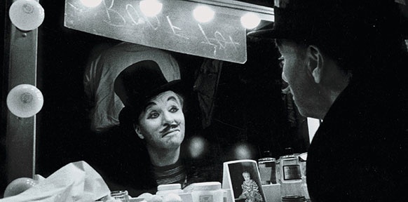 C. BERTELSMANN Chaplin blickt in den Spiegel