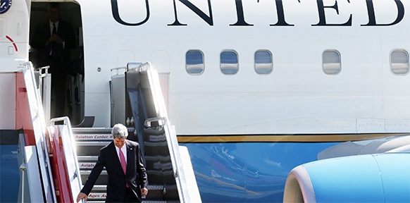 John Kerry verlässt sein Flugzeug