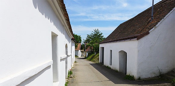 Dorfstraße mit weißen Häusern