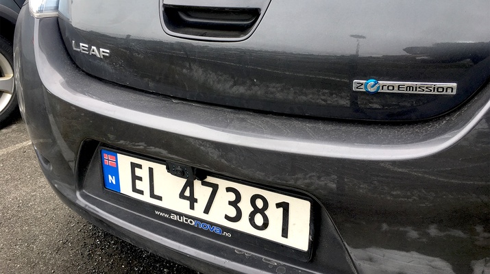 Elektroauto mit der Aufschrift "Zero Emission"