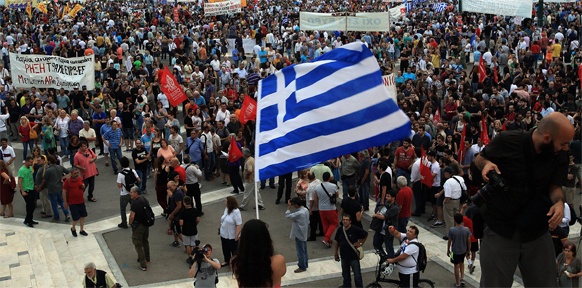 Menschenmenge mit griechischer Flagge