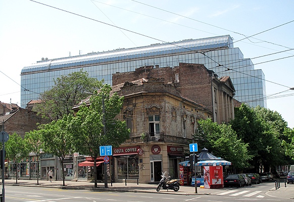 Architektur-Diversivität in Belgrad.