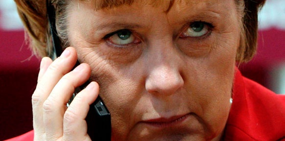 Angela Merkel telefoniert