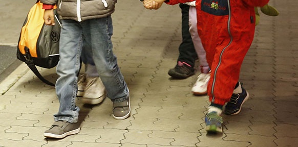 Kinder am Bahnsteig