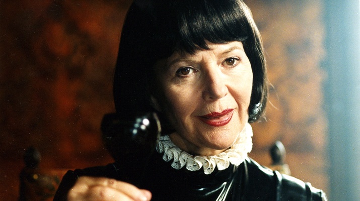 Christiane Hörbiger in ihrer Glanzrolle als Männer mordende Trixi Jancik in "Die Gottesanbeterin", 2001.