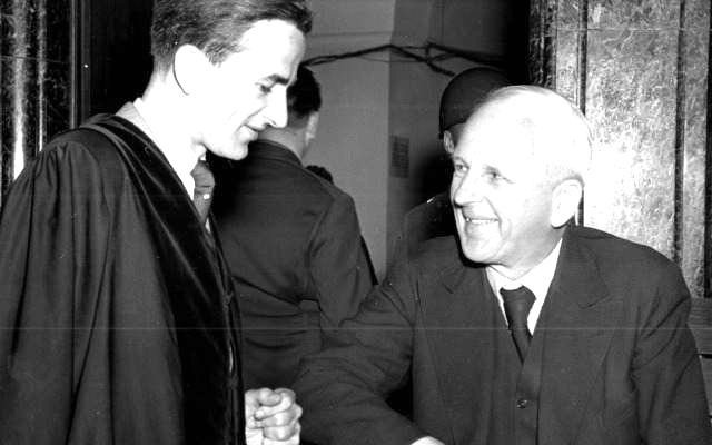 Richard von Weizsäcker zusammen mit seinem Vater Ernst von Weizsäcker in Nürnberg, zirka 1947-1949.