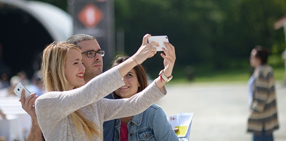 Menschen machen ein Selfie