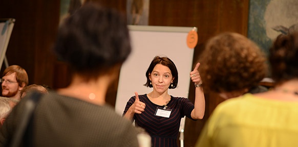 Menschen in Diskussionsrunden
