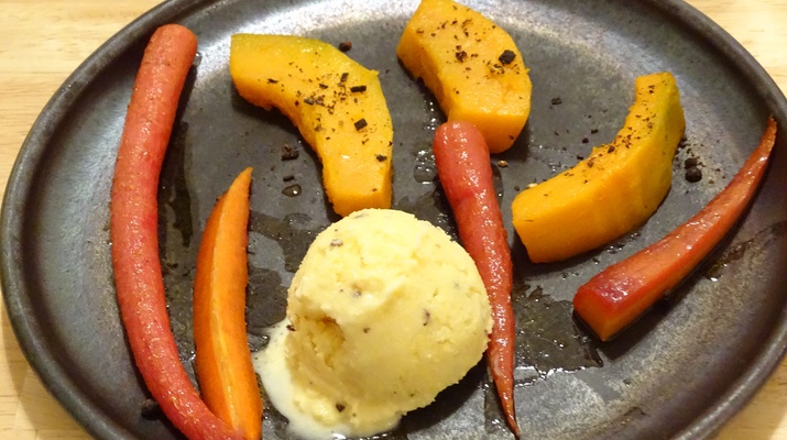 Im Rohr gebratener Kürbis, geschmorte Karotte und Buttermilch-Timut-Pfeffereis