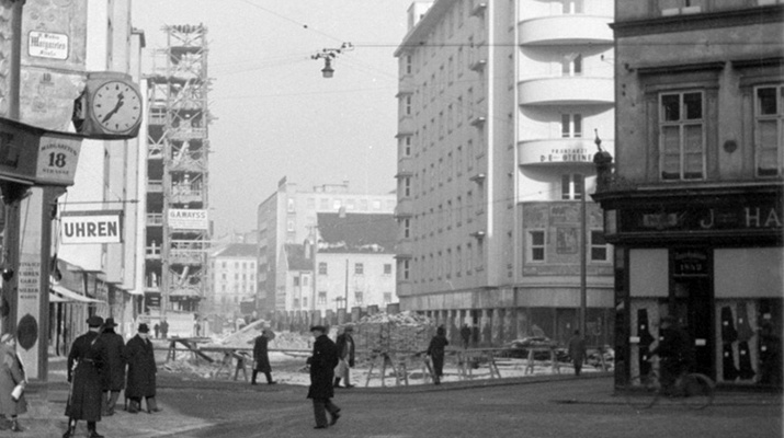 Durchblick von der Margaretenstraße in die Operngasse stadtwärts. Neubauten auf den Freihausgründen teils fertig, teils im Bau (um 1935).