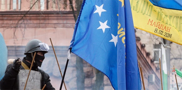 Vermummter Demonstrant auf dem Maiden in Kiew