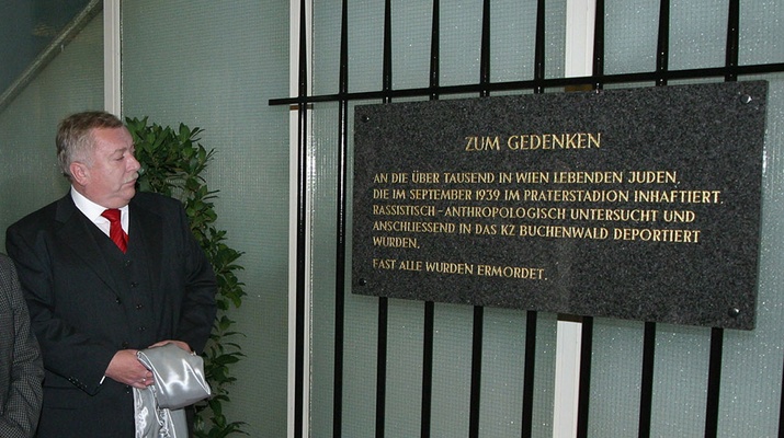 2003: Bürgermeister Häupl enthüllte Gedenktafel im Ernst.Happel-Stadion 