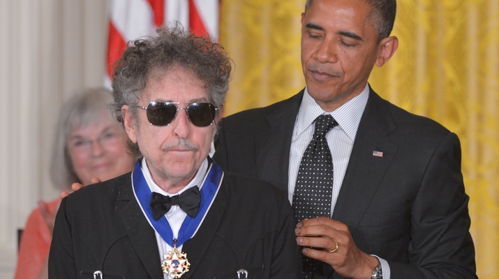 AFP/MANDEL NGAN Bob Dylan mit Medaille, dahinter Barack Obama