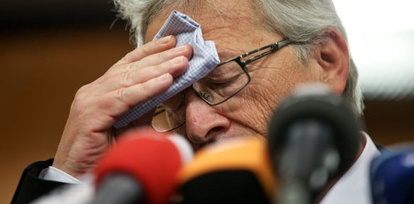 Jean-Claude Juncker tupft sich die Stirn